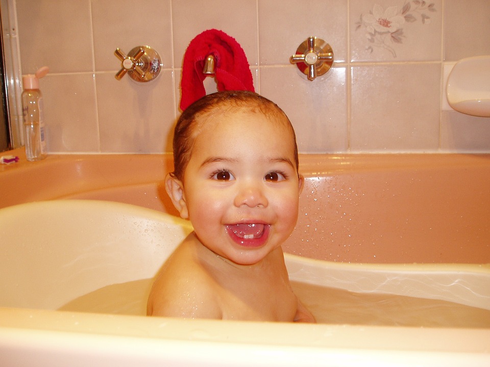 Baby die toe is aan spelletjes in bad
