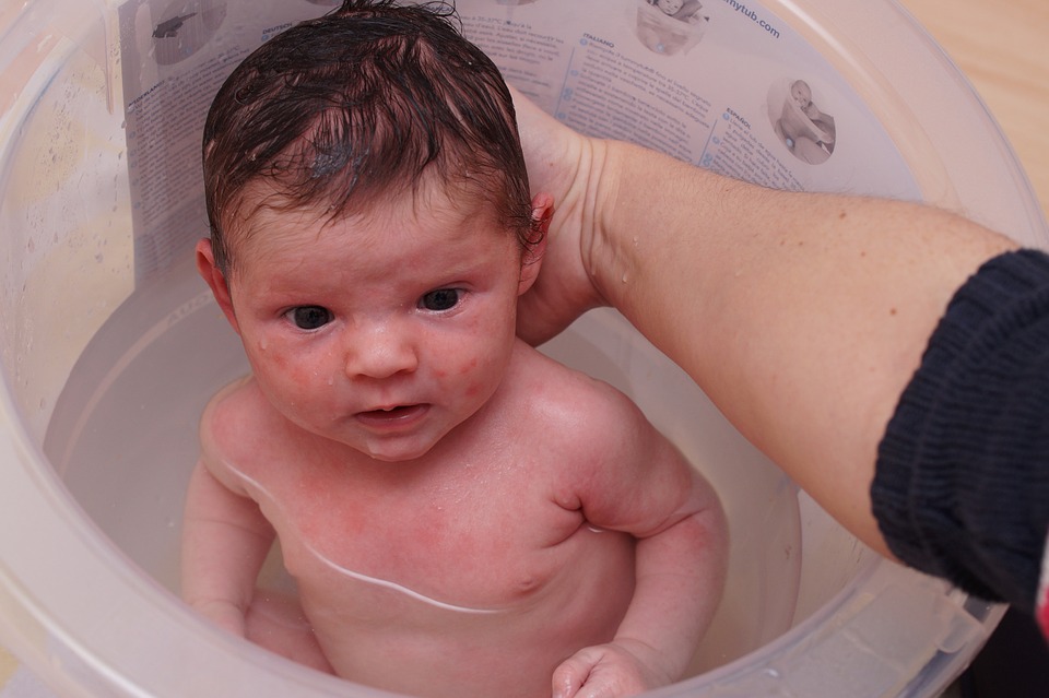 Een baby in bad doen kan in de tummytub