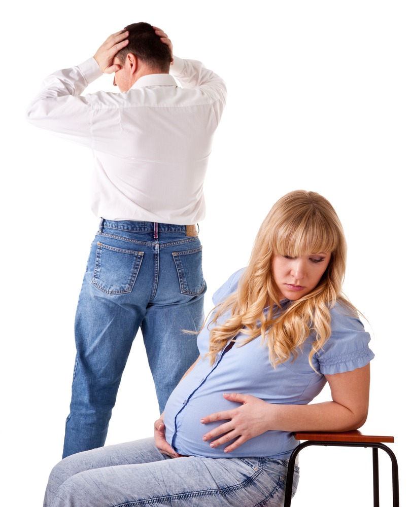Man en vrouw die ruziemaken tijdens de zwangerschap