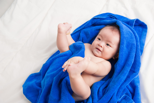 Baby in badcape na het douchen