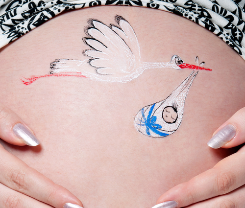 Grappige tekening op zwangere buik