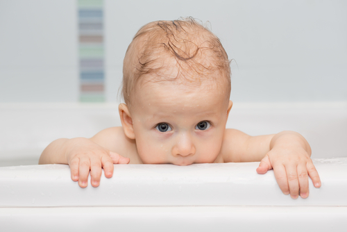 passend Leggen hooi De kleine baby in het grote bad - Mamasopinternet