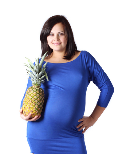 Zwangere vrouw met ananas