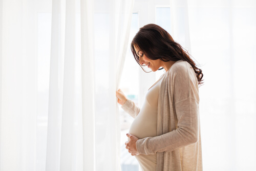 Vrouw in zwangerschapskleding