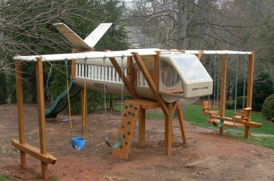 Speeltoestel vliegtuig in de tuin