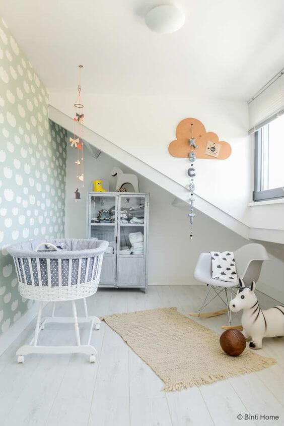Kleine babykamer met weinig meubels
