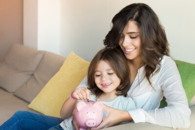 Besparen als alleenstaande moeder: hoe kom ik rond tijdens de inflatie?